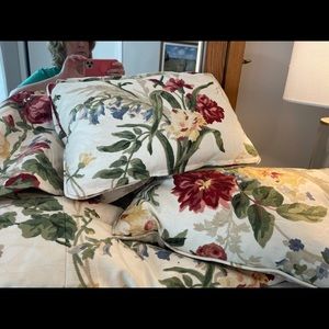 2 twin bedspreads floral pattern with accent pillows